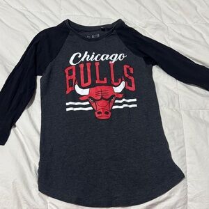 NBA Chicago Bulls Raglan Tee in Black, Charcoal & Red